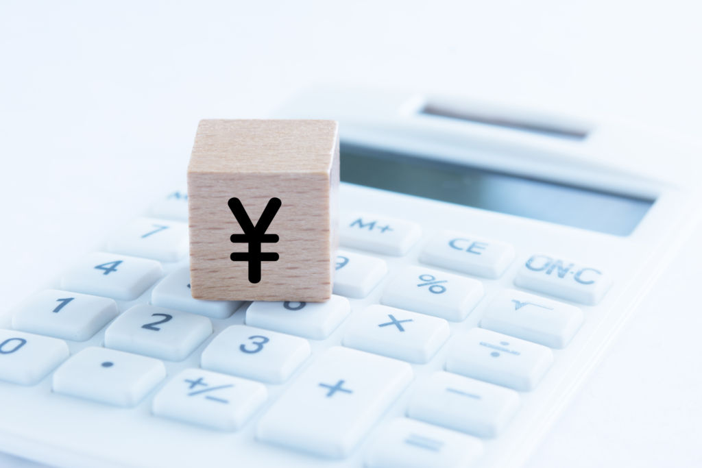 電卓と￥マークの写真