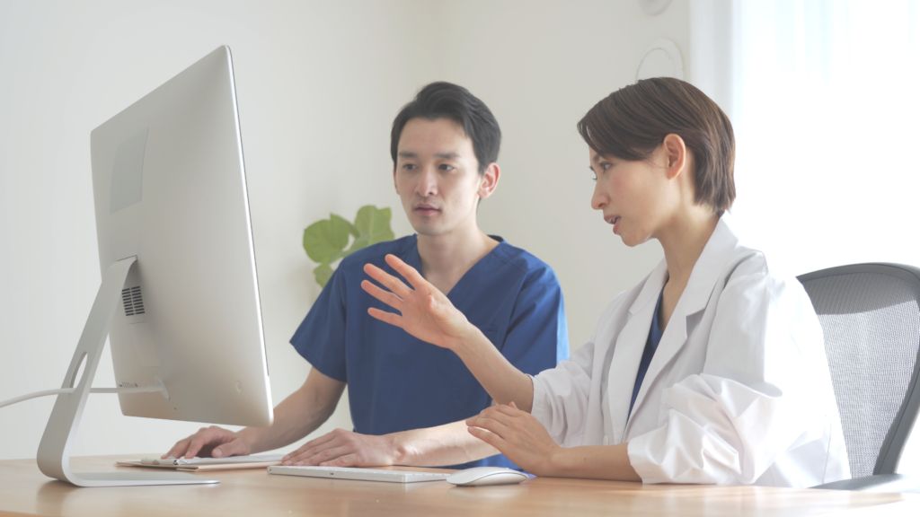 話し合う医療者