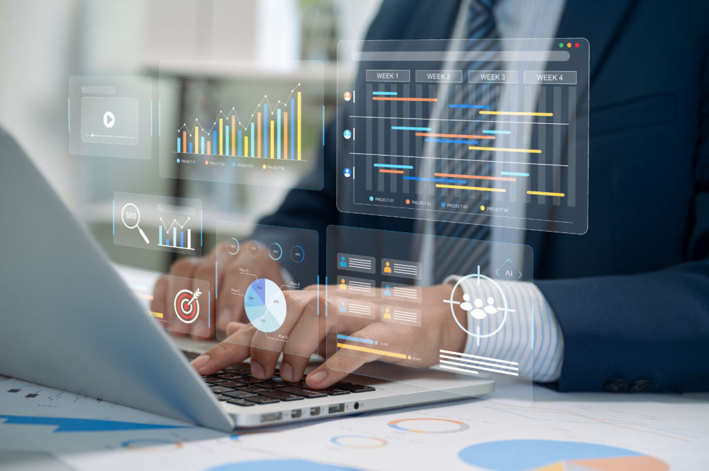 パソコンを打つ様子とデジタル化のイメージ