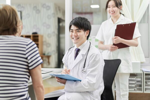 問診をするドクター