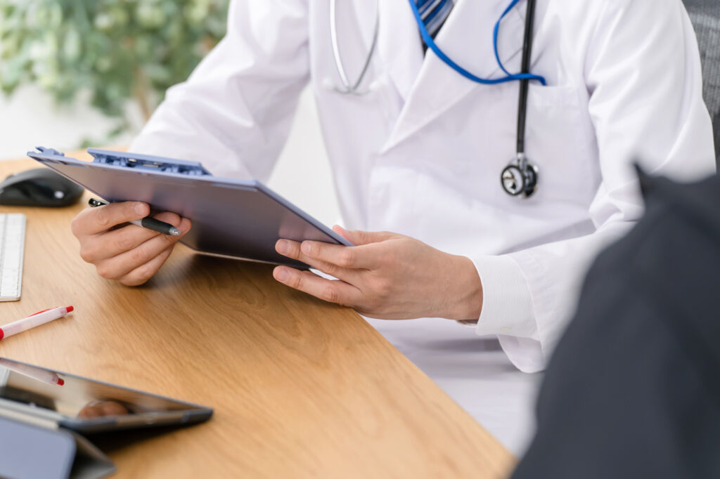 ドクターが問診票を確認している手元の写真