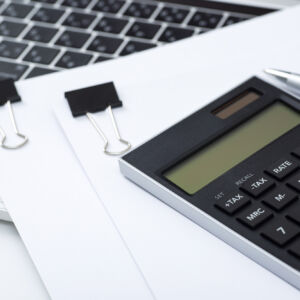 計算機、書類、キーボードの写真