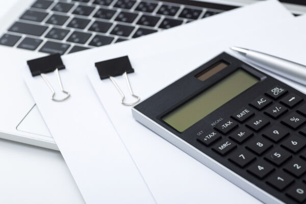 計算機、書類、キーボードの写真