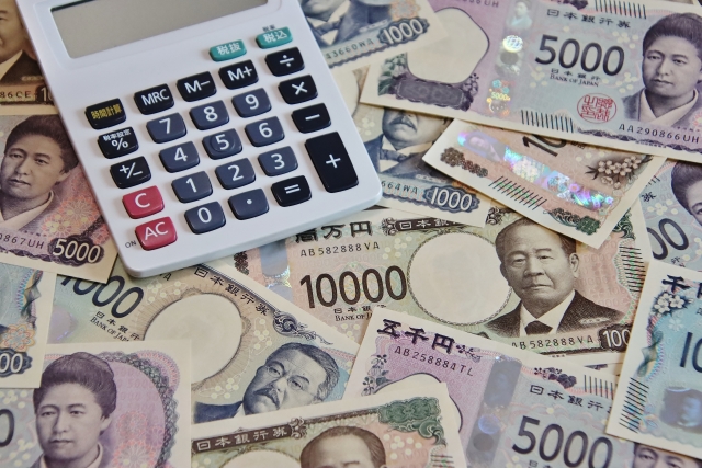 電卓とお金の写真