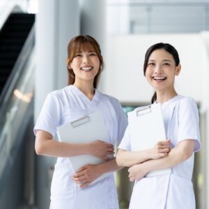 笑顔の看護師2名の写真