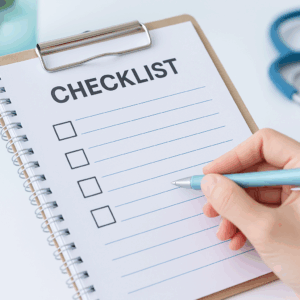 チェックリストとペンを持つ手