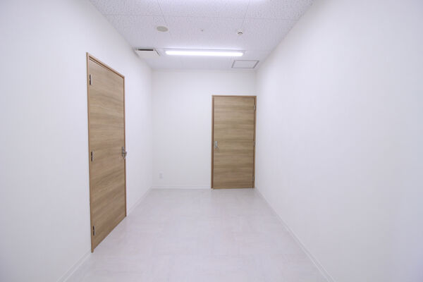 川越U_PLACE心療内科の内装、ドア
