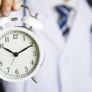 医者が時計を持っている写真