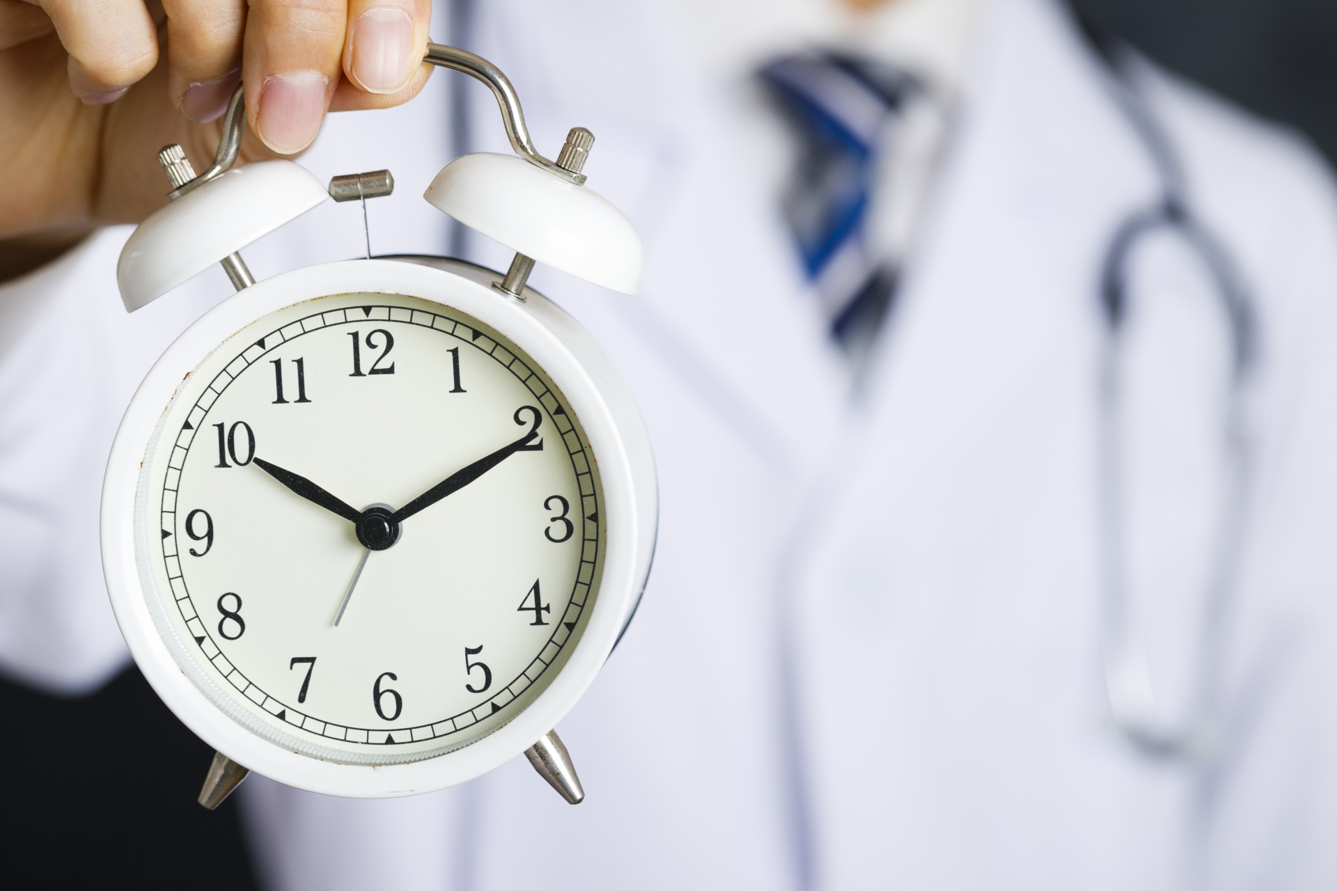 医者が時計を持っている写真