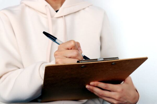 アンケート用紙を記入している写真