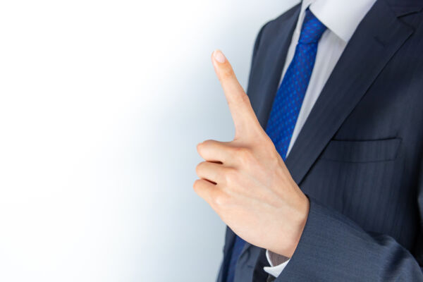 人差し指を立てるビジネスマン、ポイント・ヒントのイメージ