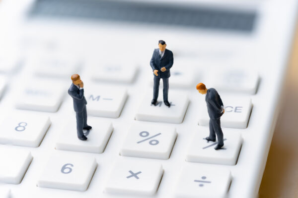電卓の％を見つめる人たち