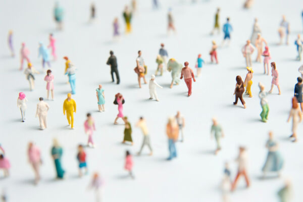 人々が行き交うイメージ