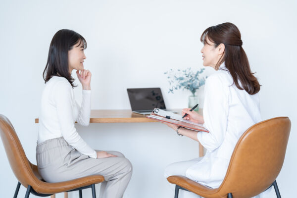 病院でカウンセリングを受ける女性
